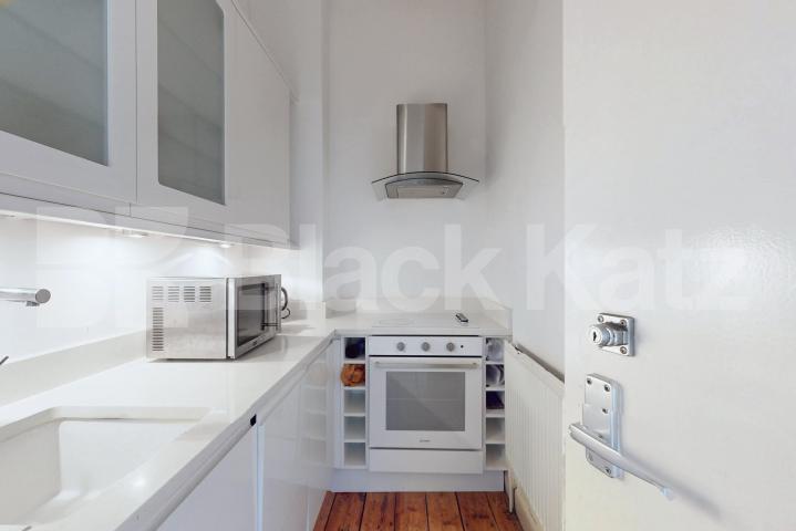 Elegant Raised Ground Floor Apartment in Sought-After NW1 Camden Park Road, Camden